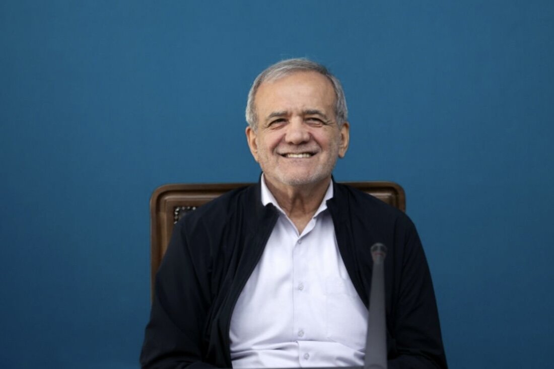 شعرخوانی پزشکیان به زبان ترکی در جمع فرهیختگان آذربایجان غربی