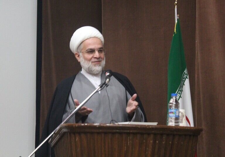 شفقت و وجدان کاری معلم را میان جامعه شاخص میکند