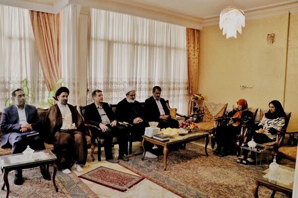 شهدا زنده اند و منشأ اثرات گوناگونی در عالم هستی
هستند