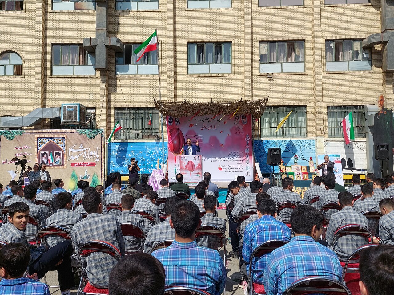 شهدای دانشآموز الگوی نوجوان ما هستند