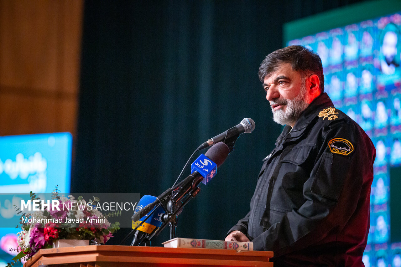شهید همواره زنده است و زمان نمی‌تواند او را از یادهاببرد
