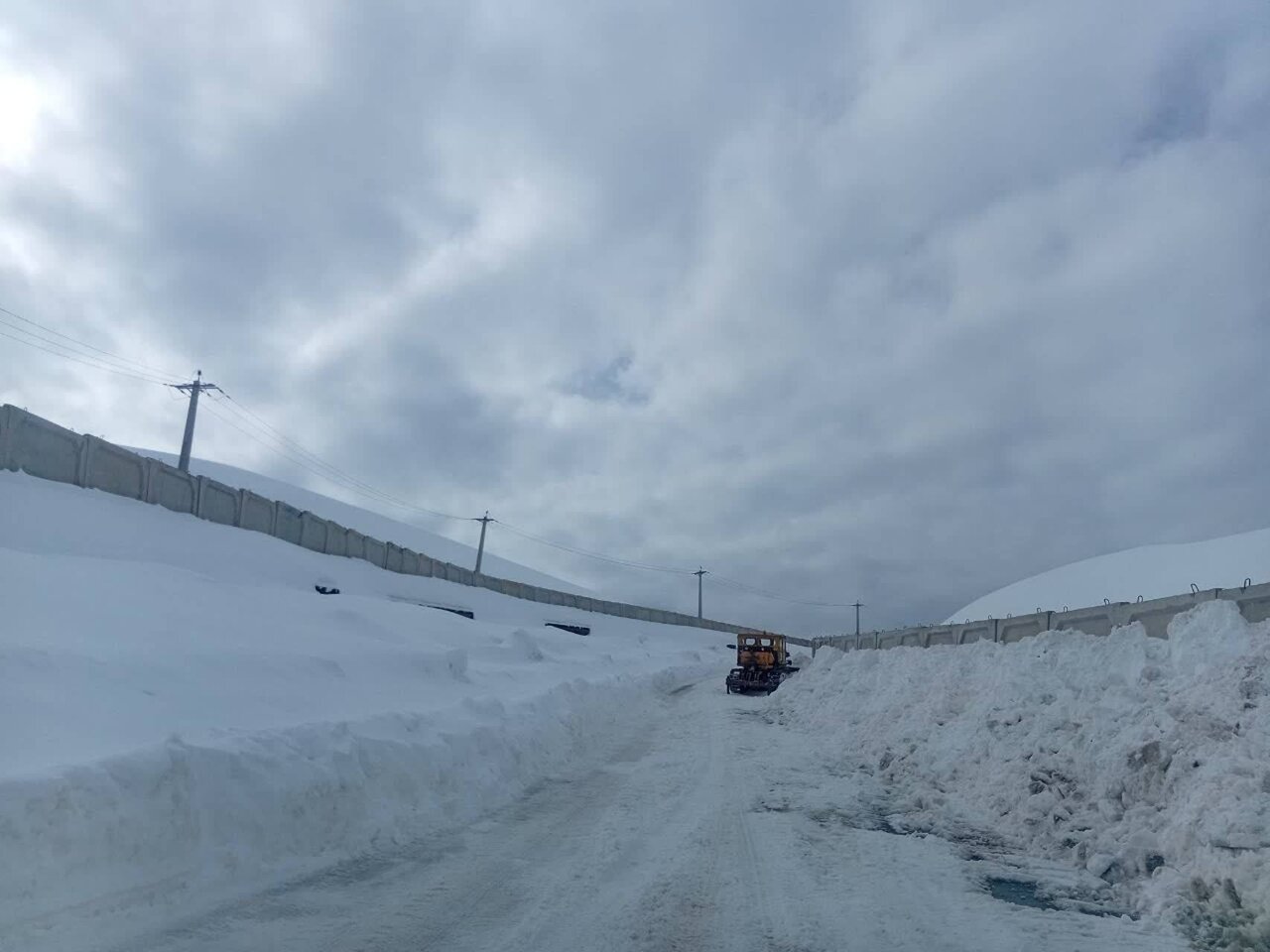 شکری: برف‌روبی بیش از ۳۷۰۰ کیلومتر از محورهای آذربایجان‌غربی