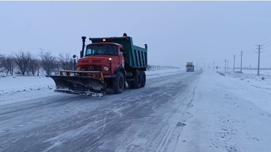 شکری:۳۰۰۰ کیلومتر از محورهای مواصلاتی آذربایجان غربی برف روبی شد
