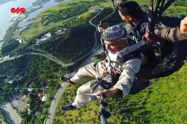 شکستن رکورد پرواز با پاراگلایدر توسط پیرمرد مریوانی