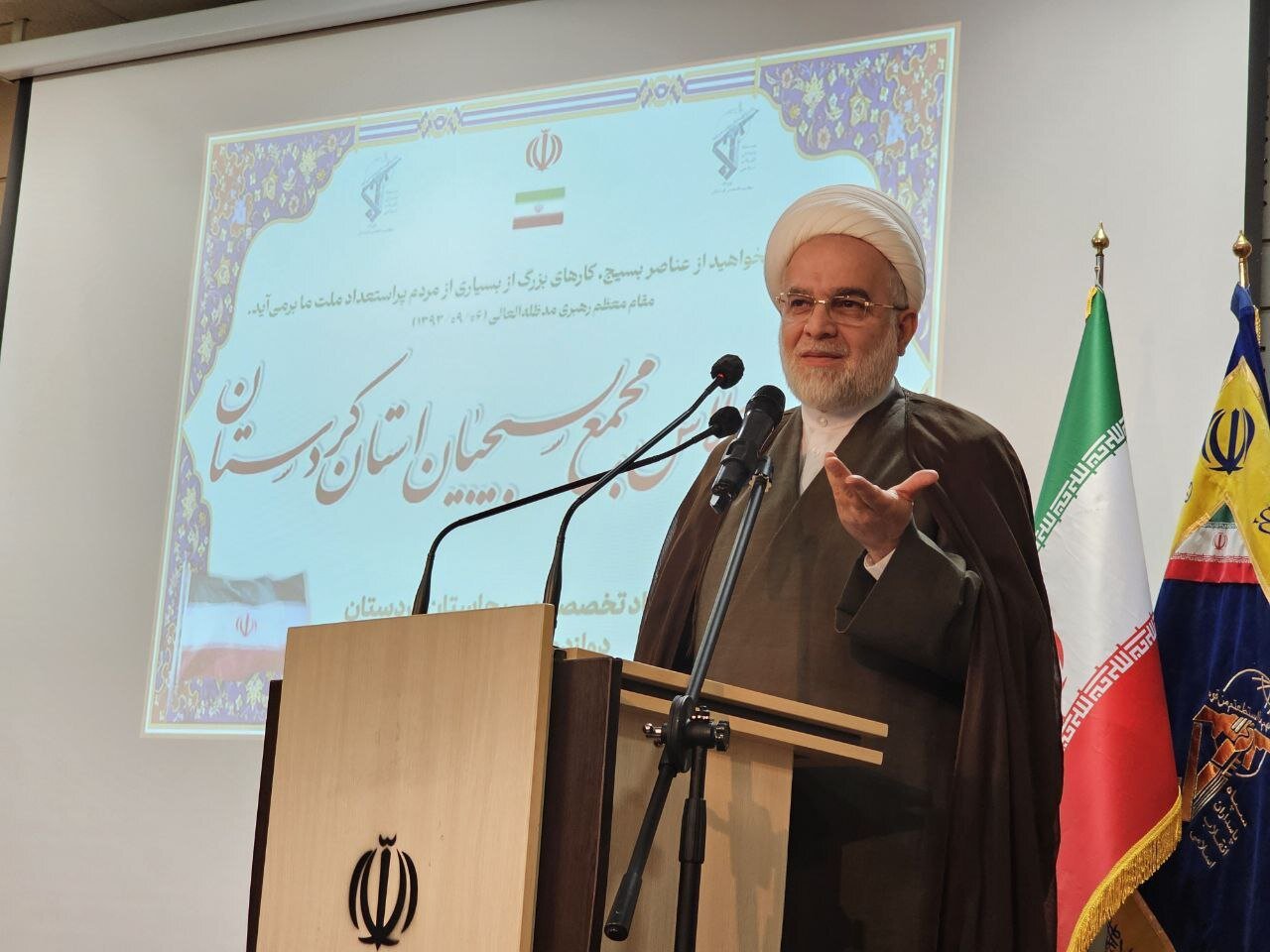 صحبت، تخصص، آگاهی و ایدههای نخبگان استفاده شود