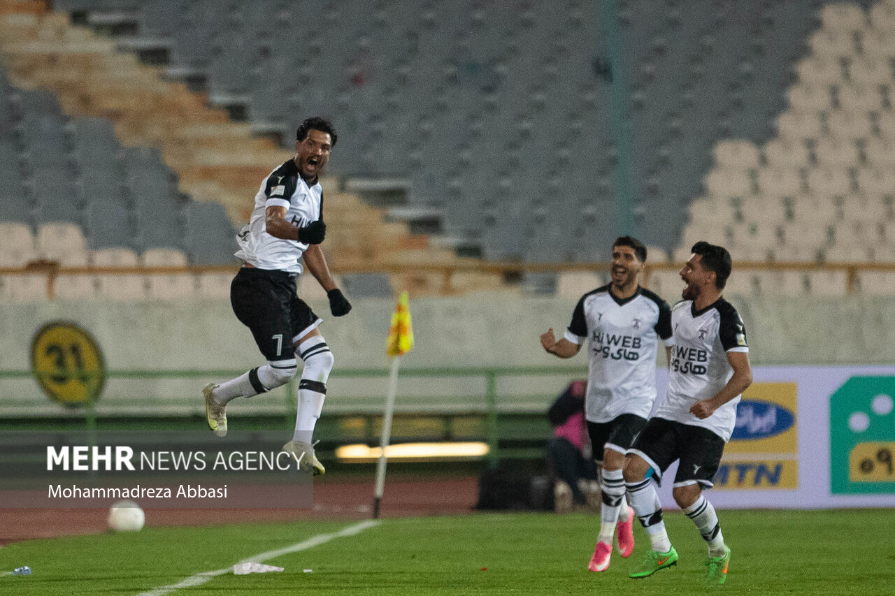 صحبت‌های عنایتی بین دو نیمه رویه بازی را عوض کرد