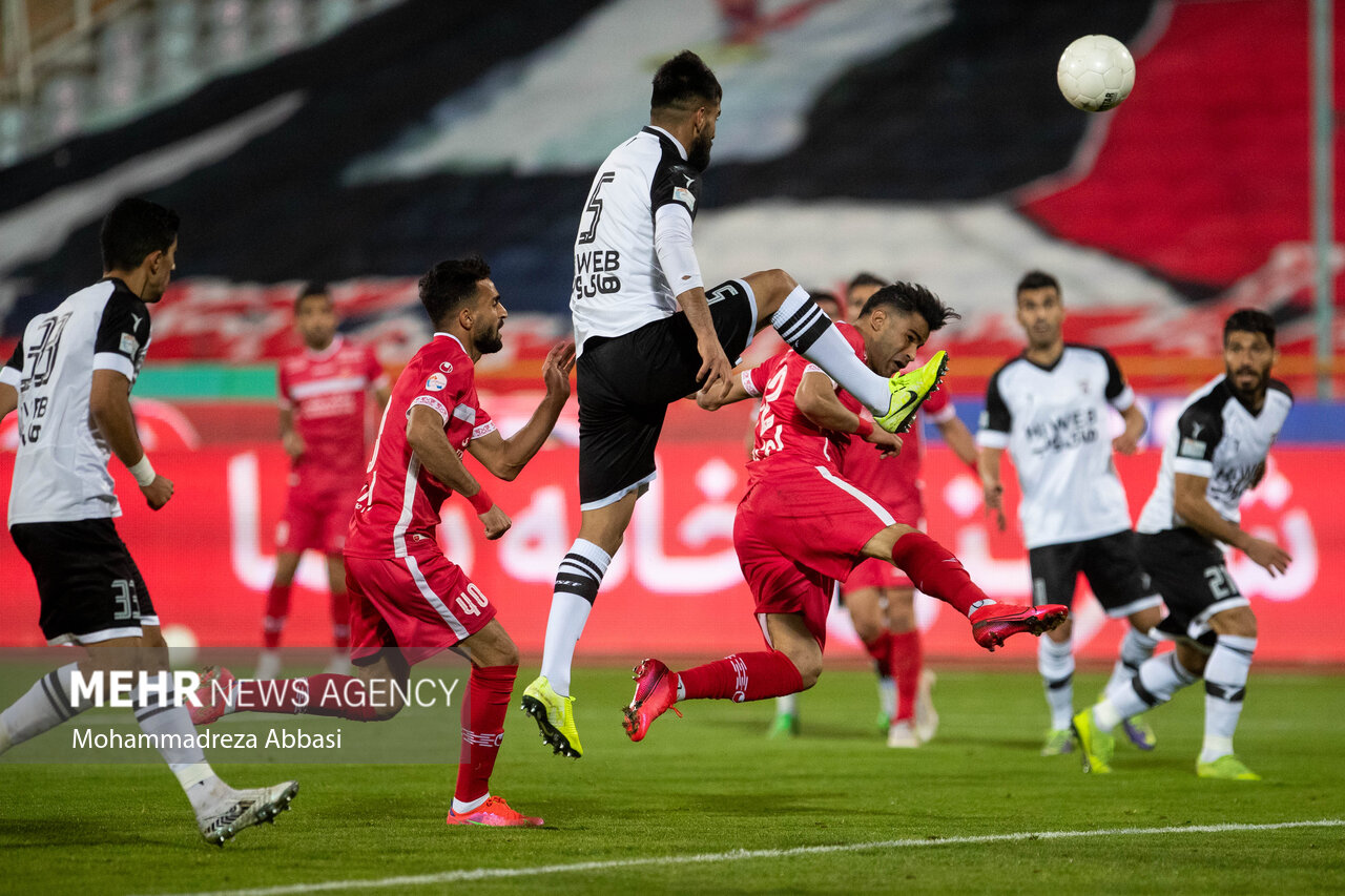 صعود آسان پرسپولیس زیر باران/ سرخپوشان به جمع مدعیان پیوستند