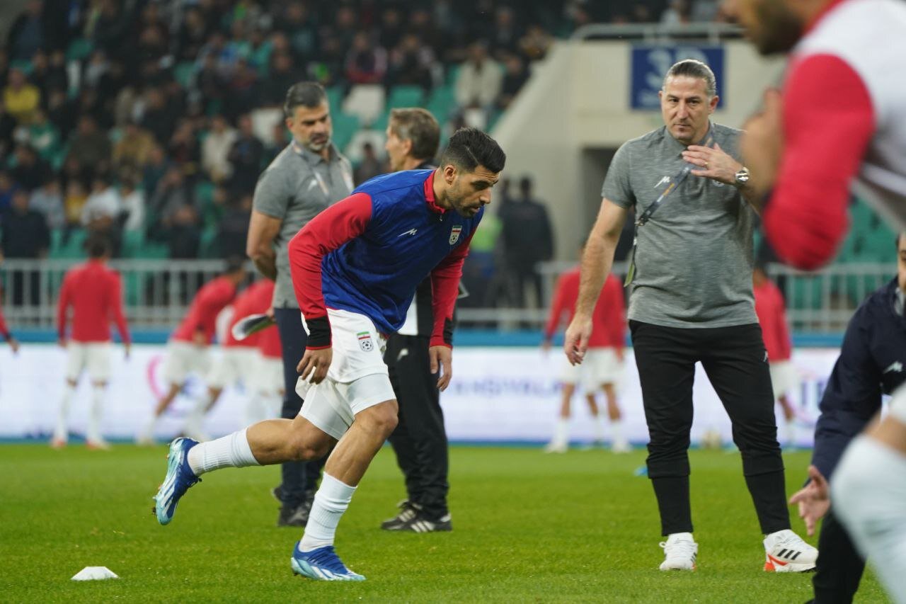 طارمی در کنار علی دایی ایستاد