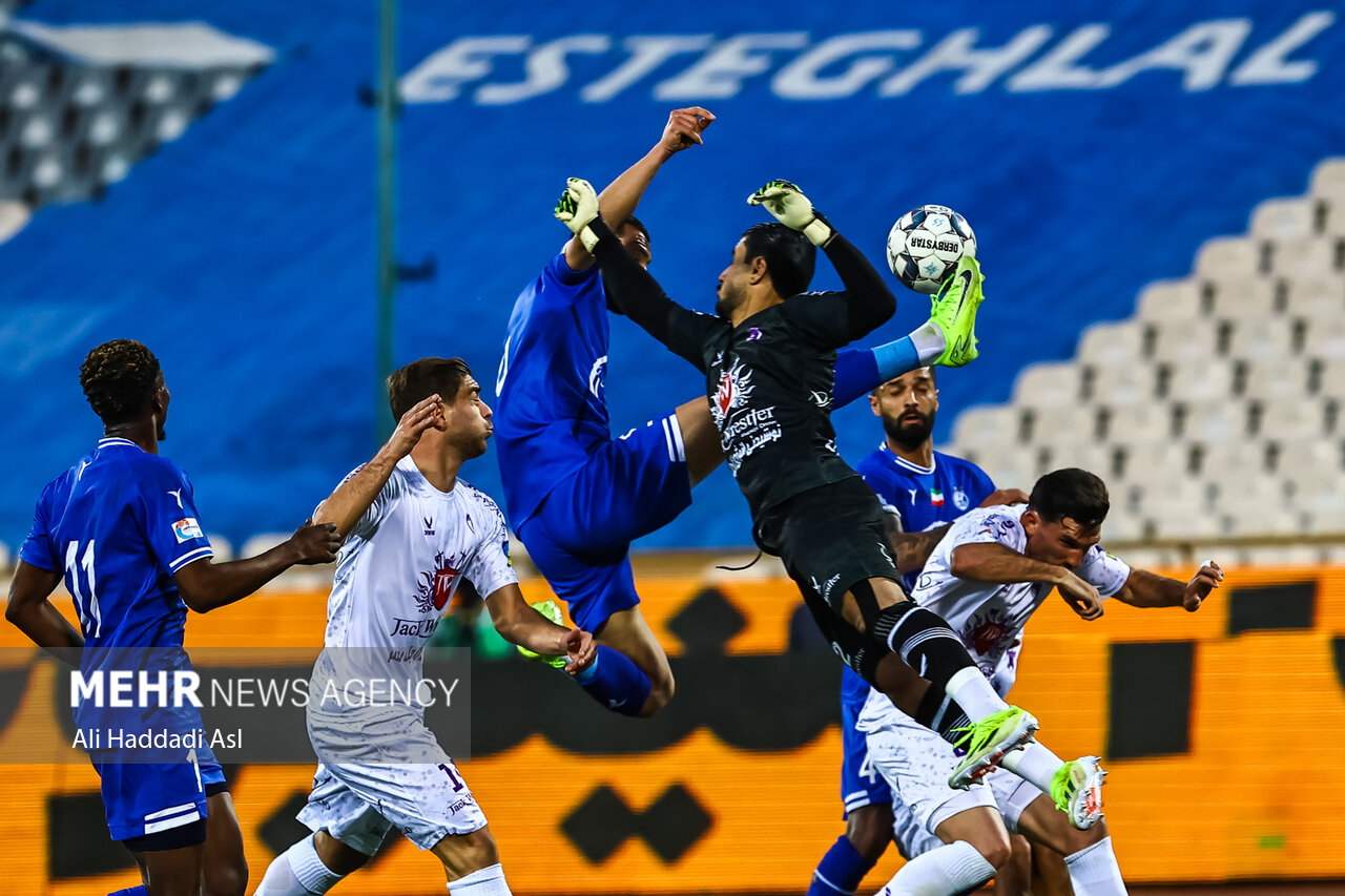 طاهری: مخالف مربی خارجی هستم؛ تیم ملی به مربی دیگری نیاز ندارد