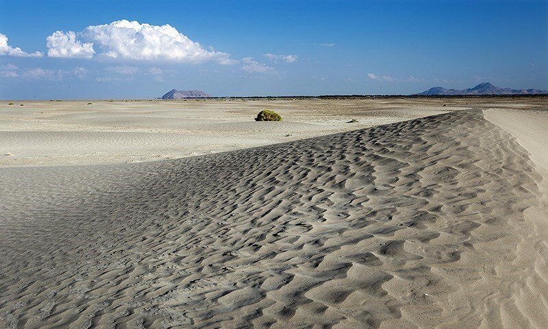 طرح مالچ پاشی زیستی در ۳۰ هکتار از بیابان‌های اصفهان کلیدخورد