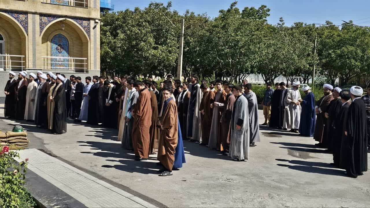 طلاب و روحانیون ارومیه در حمایت از مردم فلسطین و لبنان تجمع
کردند