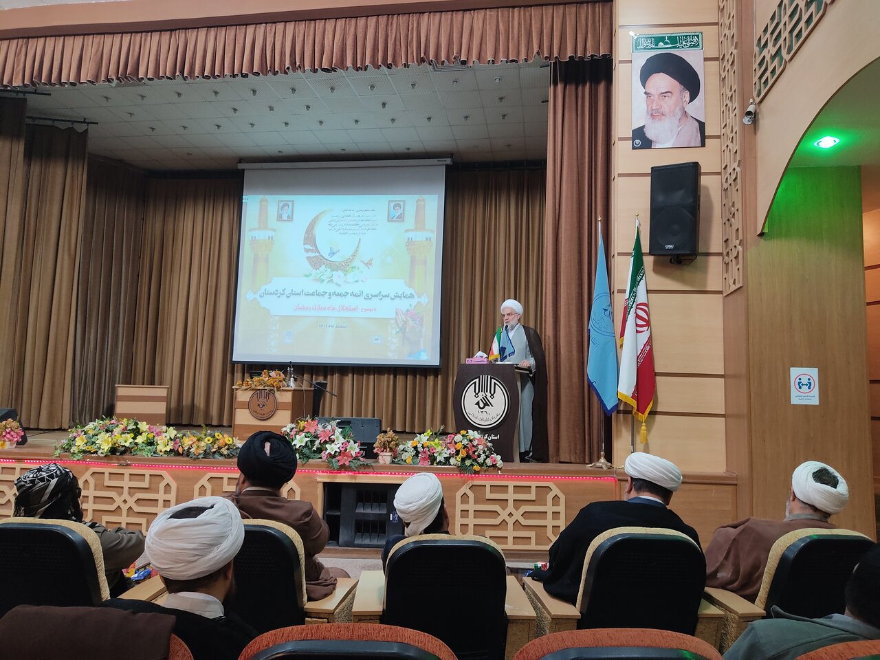 طلایه داران تبلیغ نسبت به اوضاع پیرامون خود نگاه عمیق داشته
باشند