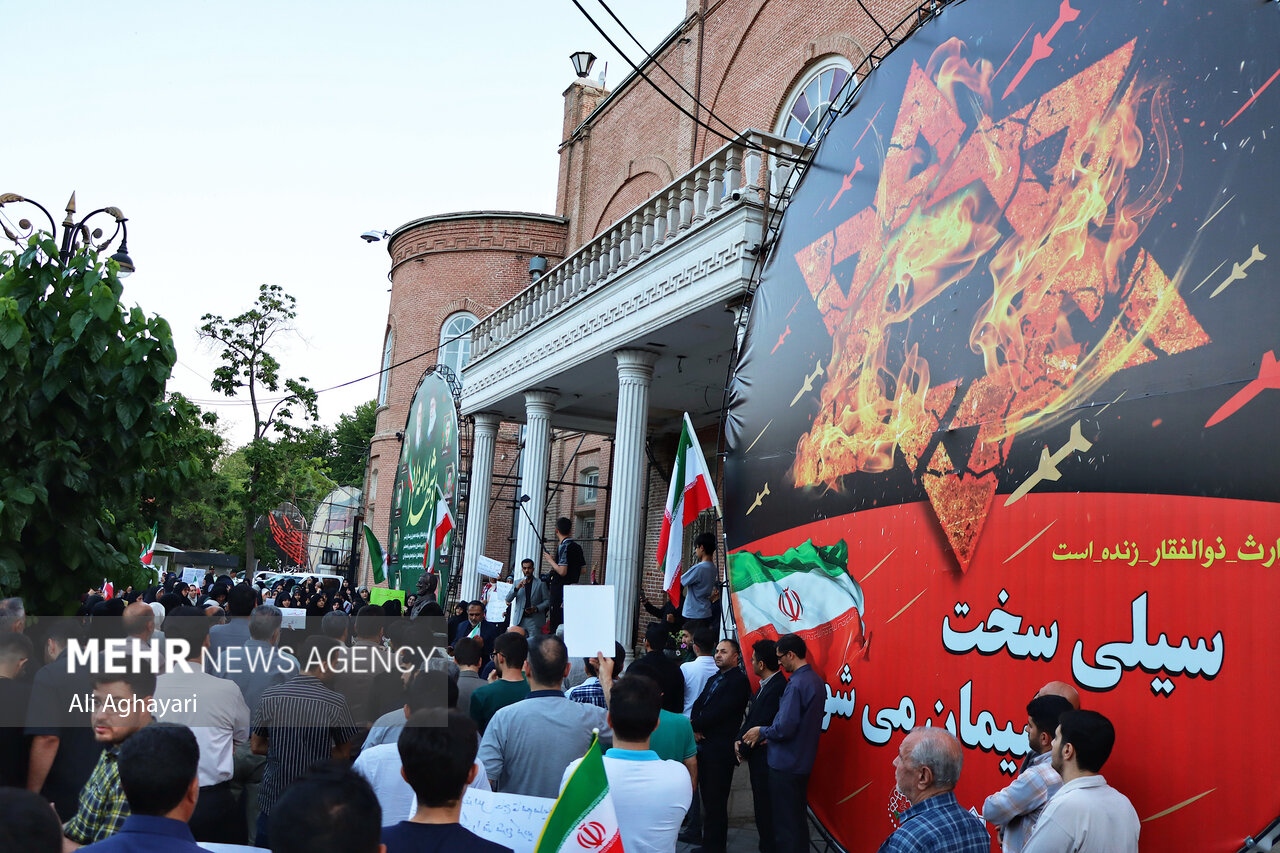 طنین فریاد مرگ بر اسراییل در میدان انقلاب ارومیه