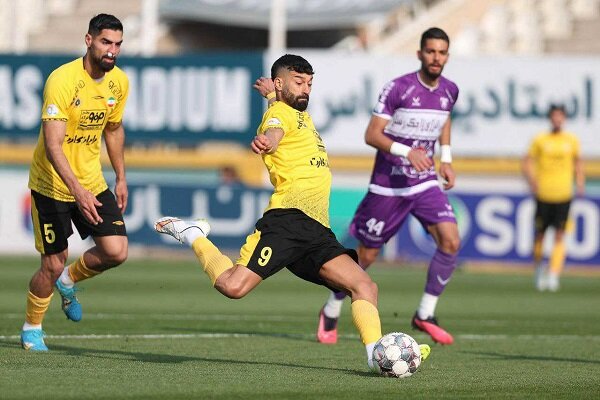 طوفان سپاهان به هوادار هم رحم نکرد/ شاگردان مورایس صدرنشین
شدند