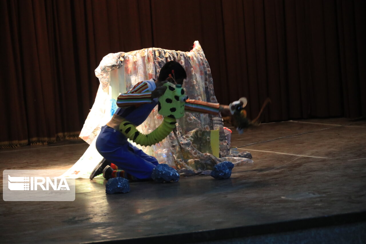 عروسکهای گمشده آغازگر جشنواره منطقهای تئاتر ئافرهت (زن) در کردستان