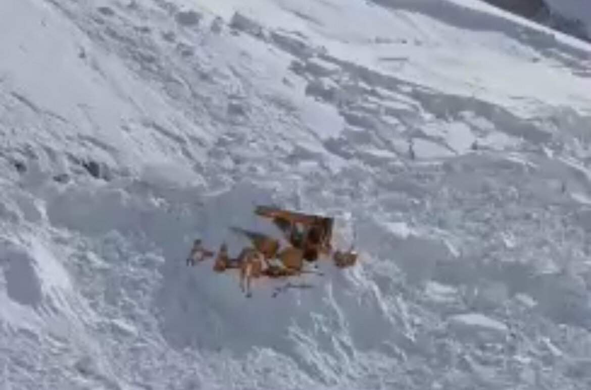 عزیزی: تماس با ۵ مرزنشین گرفتار در برف در مرز ایران و عراق برقرار شد