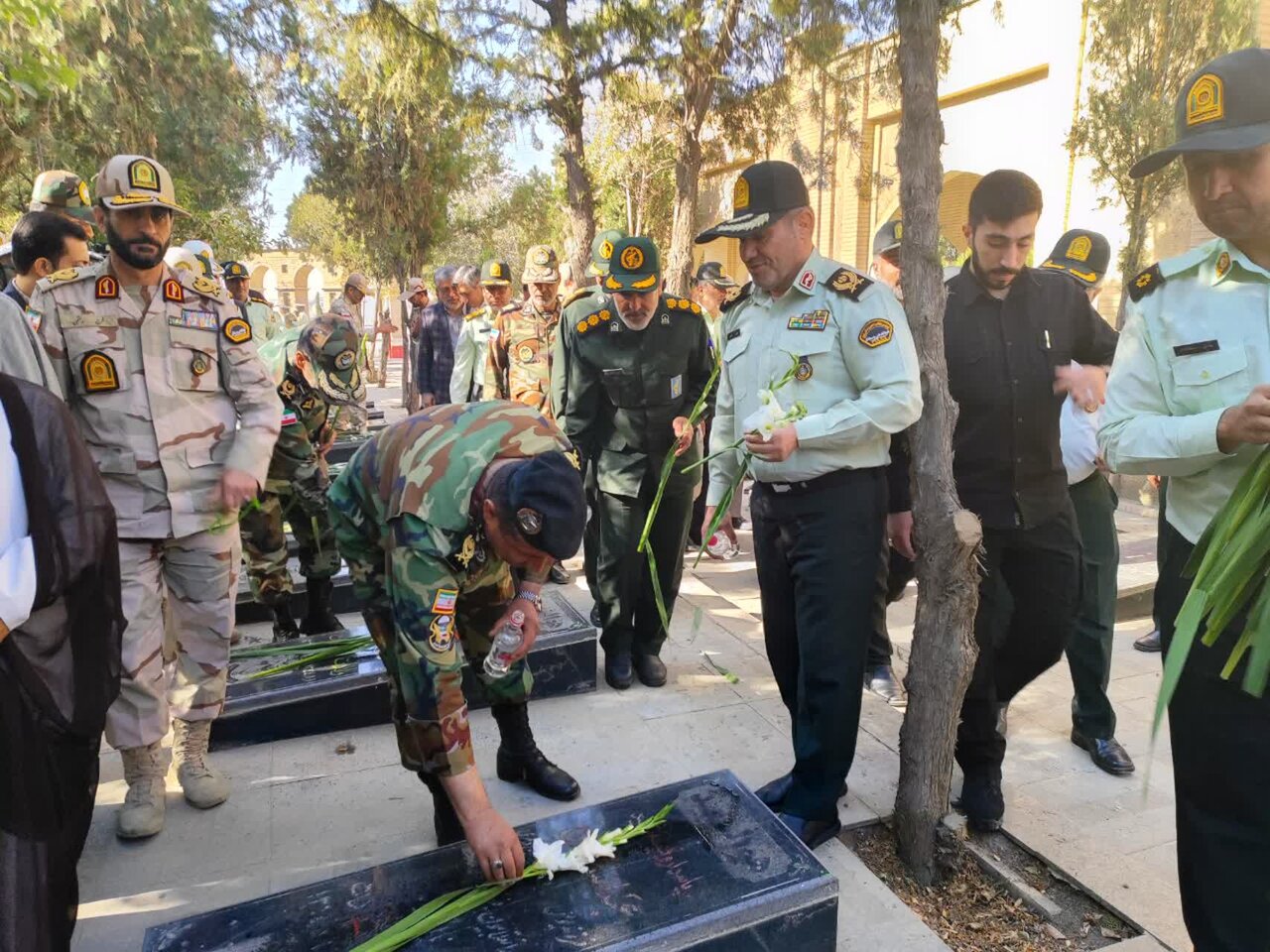عطر افشانی مزار شهدا در سنندج به مناسبت هفته انتظامی برگزار شد