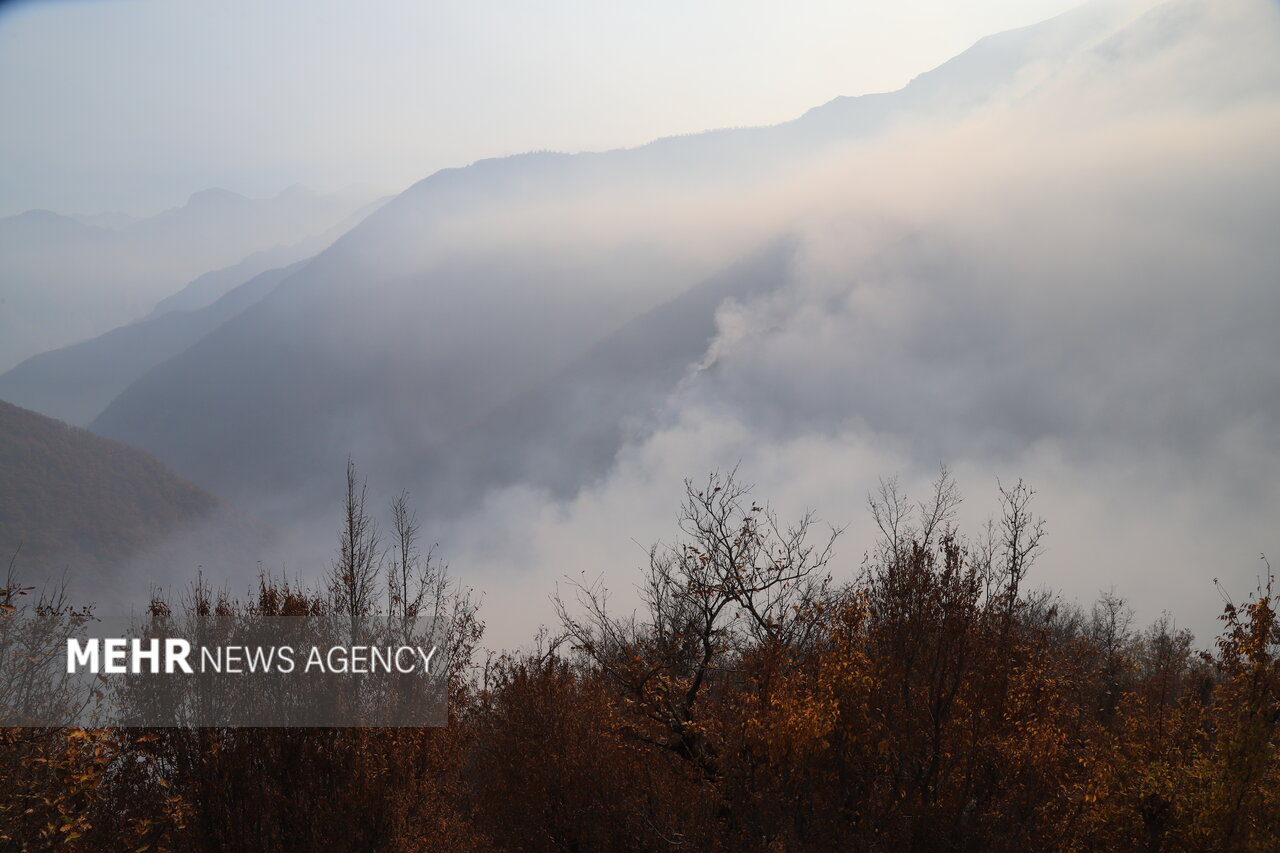 علت حریق جنگل ابر در دست بررسی است؛ تداوم حضور محیط‌بانان در منطقه