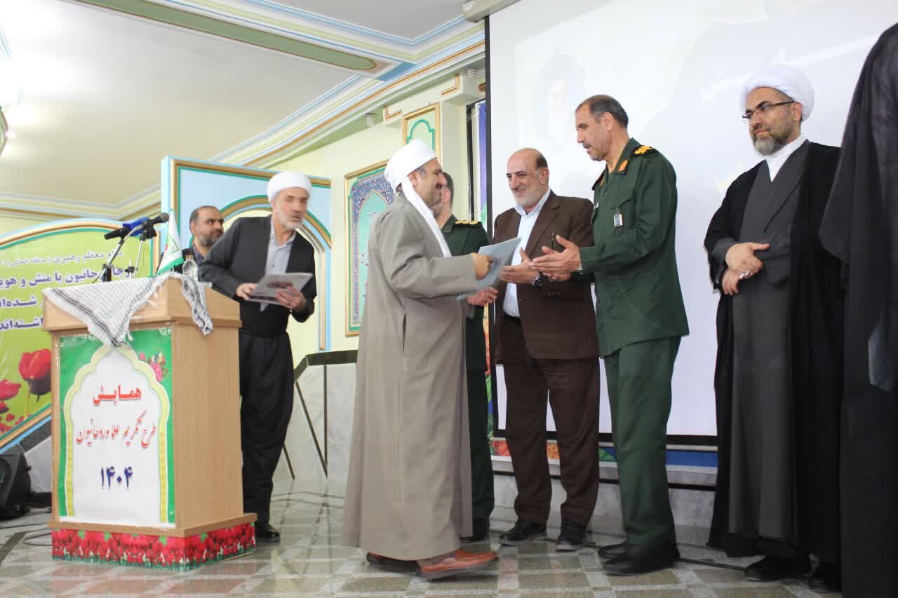 علما، روحانیون و ماموستاهای عرصه جهاد تبیین کردستان تجلیل شدند