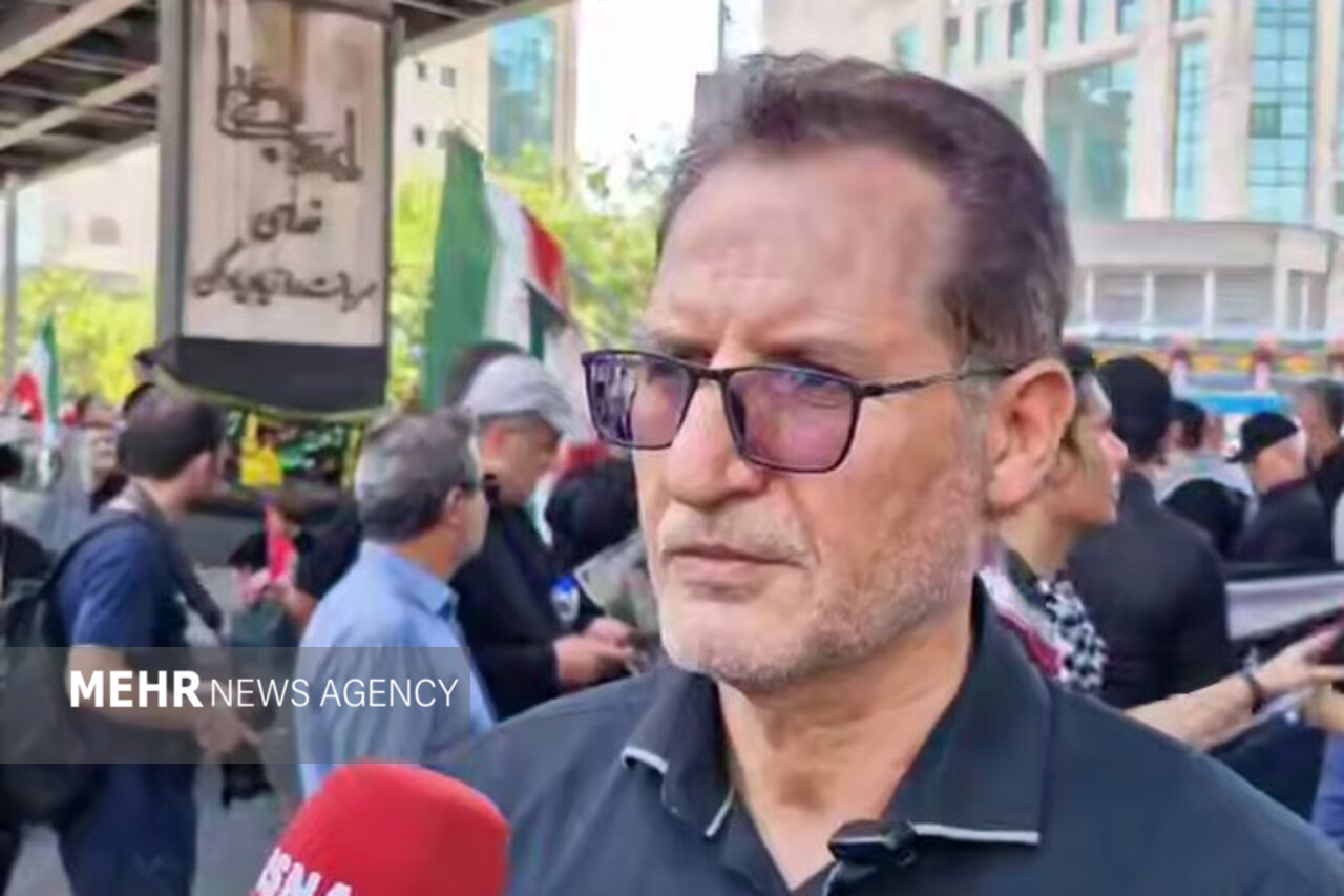 علی خلیلی: همزمان با بدرقه رهبر شهیدمان با رهبر جدید هم بیعت میکنیم