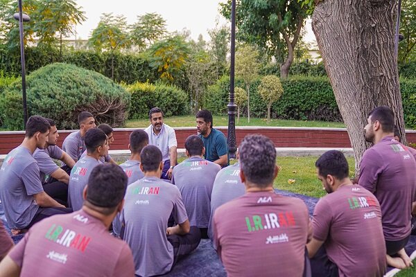 علیرضا دبیر در جمع آزادکاران نوجوان: مدال طلای المپیک را هدف بگیرید