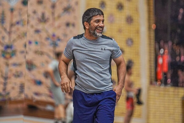 علیرضا دبیر: قهرمانان شناسنامه کشتی ایران هستند