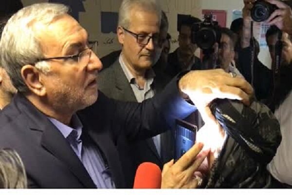 عمل جراحی چشم بانوی دهگلانی توسط وزیر بهداشت