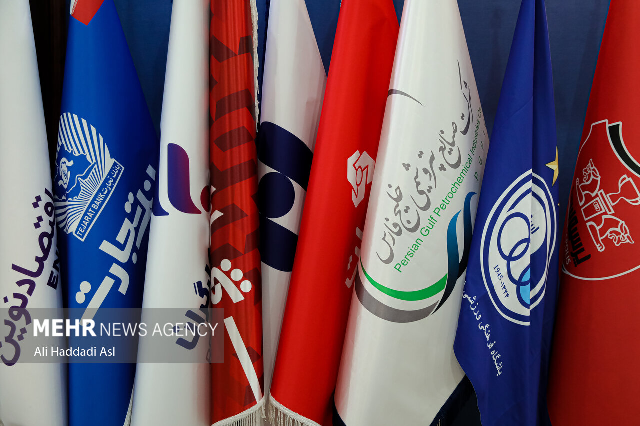 عملکرد مالکان استقلال و پرسپولیس زیر ذره‌بین وزیر
ورزش