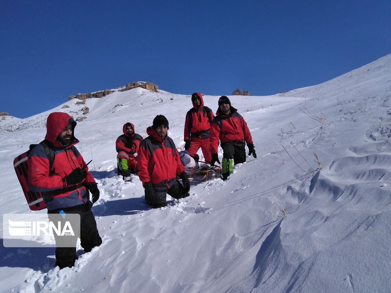 عملیات انتقال ۲ کوهنورد جان باخته در ارتفاعات علم کوه آغاز شد