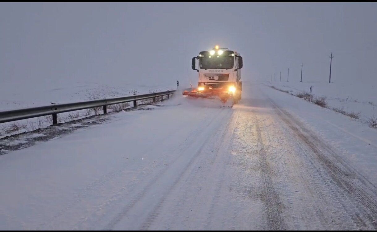 عملیات برف‌روبی و نمک‌پاشی کنار گذر چنگیز قلعه در بیجار