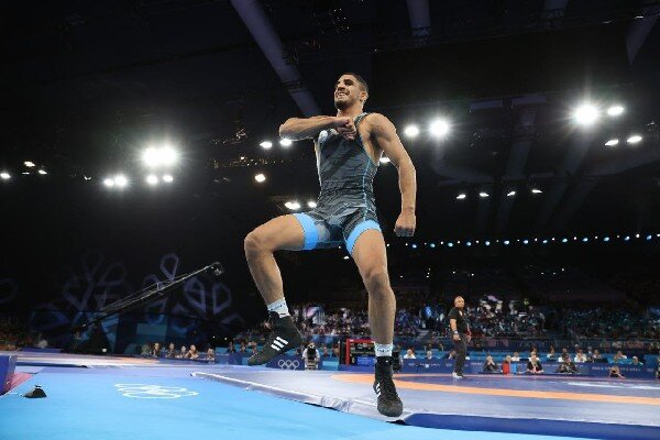 عموزاد: متفاوت‌تر از همیشه مبارزه می‌کنم/ هنوز کارم تمام
نشده است