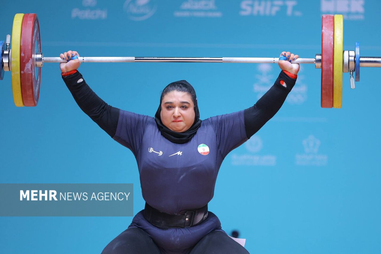 عنوان چهارمی صفاوردی در یک ضرب وزنه برداری بانوان