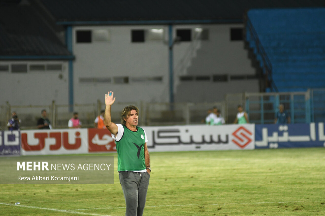 عکس یادگاری ساپینتو با بانوان حاضر در ورزشگاه آزادی