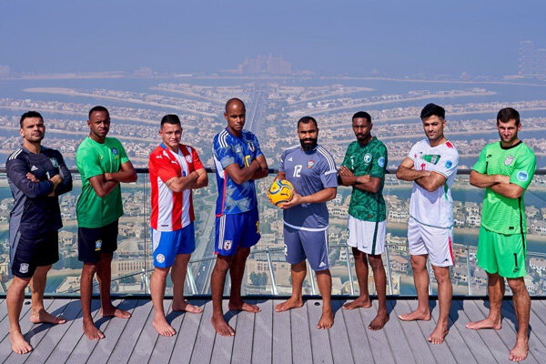 عکس یادگاری کاپیتان تیم ملی فوتبال ساحلی ایران با همتایان