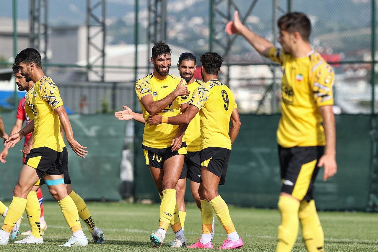 عکسهای سپاهان از مهاجم مدنظر پرسپولیس/ مغانلو خندان درترکیه!