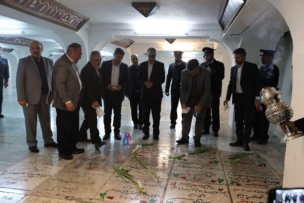 غبارروبی مزار شهدای بهشت ثامن‌الائمه(ع) توسط وزیرورزش