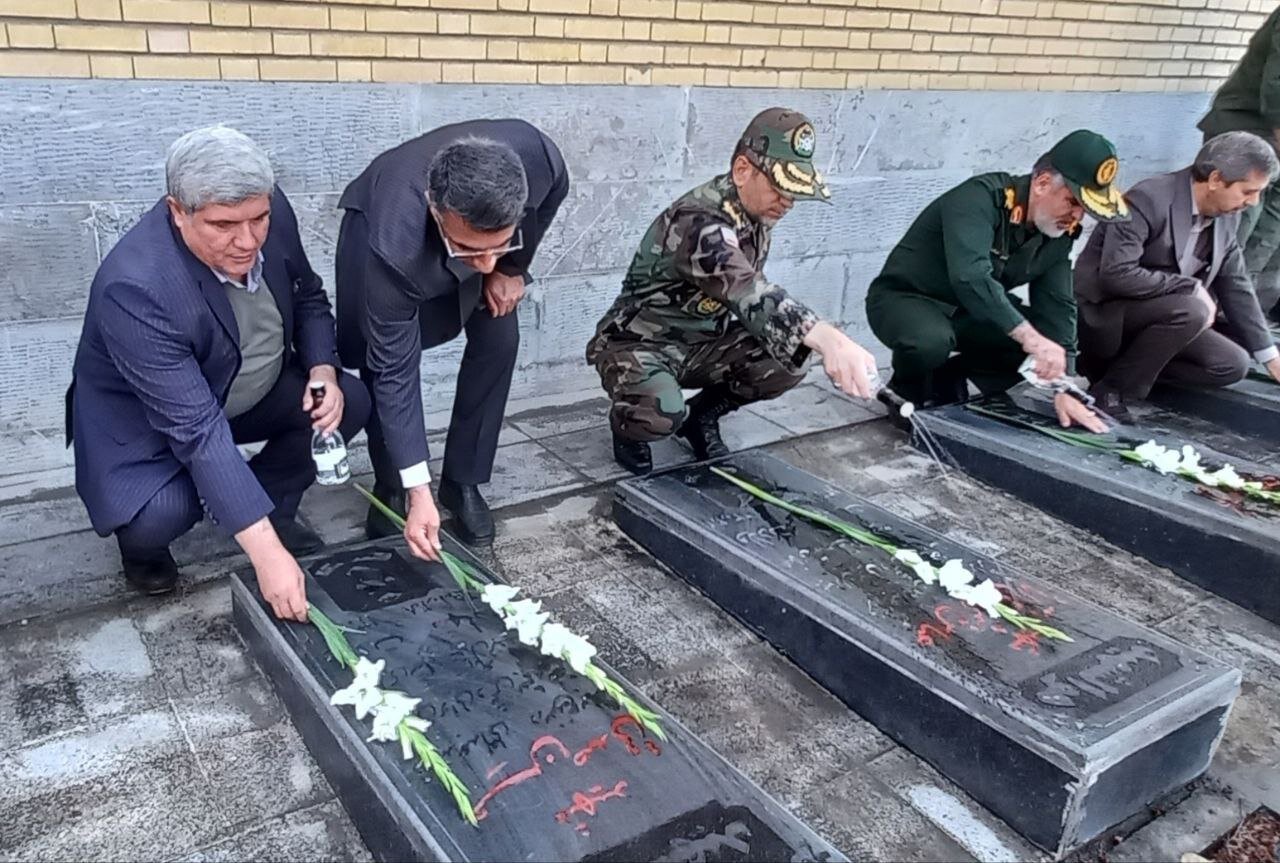 غبارروبی و عطرافشانی گلزار شهدای سنندج به مناسبت هفته بسیج