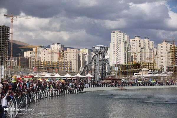 غرس بیش از ۲۵۰ اصله درخت در دریاچه شهدای خلیج فارس