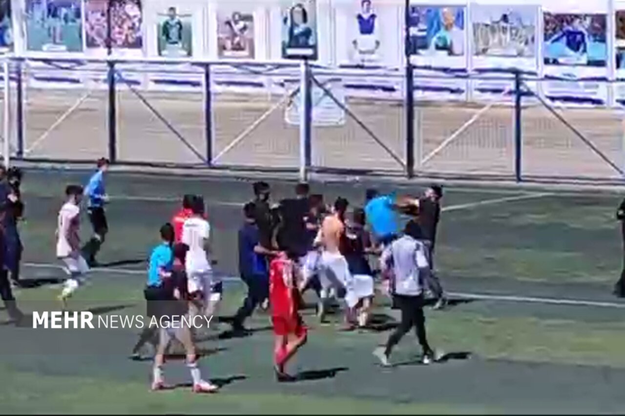 فاجعه در فوتبال تهران؛ حمله دسته جمعی برای کتک زدن داور +فیلم