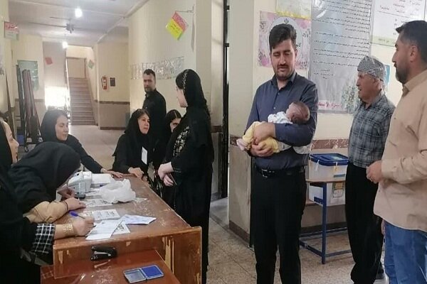 فرآیند رای گیری بدون هیچ گونه مشکلی در مهاباد انجام می
گیرد