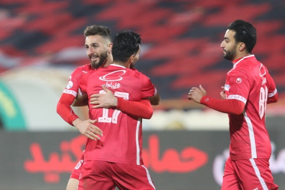 فرار پرسپولیس از باخت مقابل هوادار در نیمه نخست