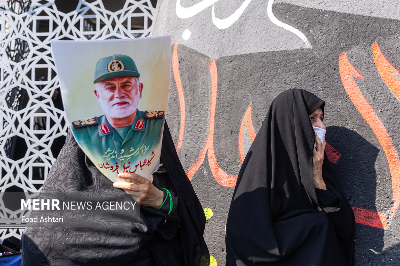 فرق است بین آن که به دنیا نگاه میکند و آن که با دنیا نگاه میکند