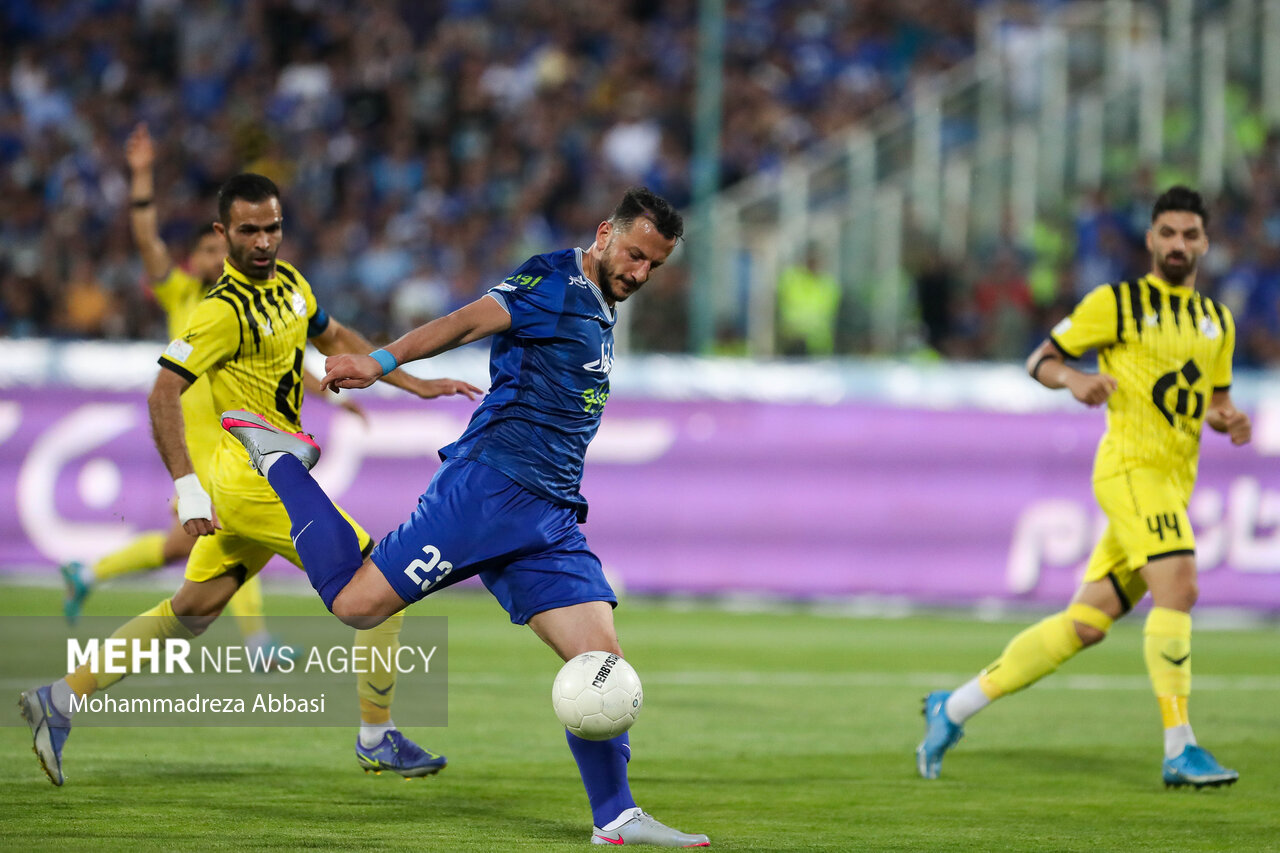 فرهاد باید بماند و بجنگد/ استقلال میتواند ستاره سوم را بگیرد