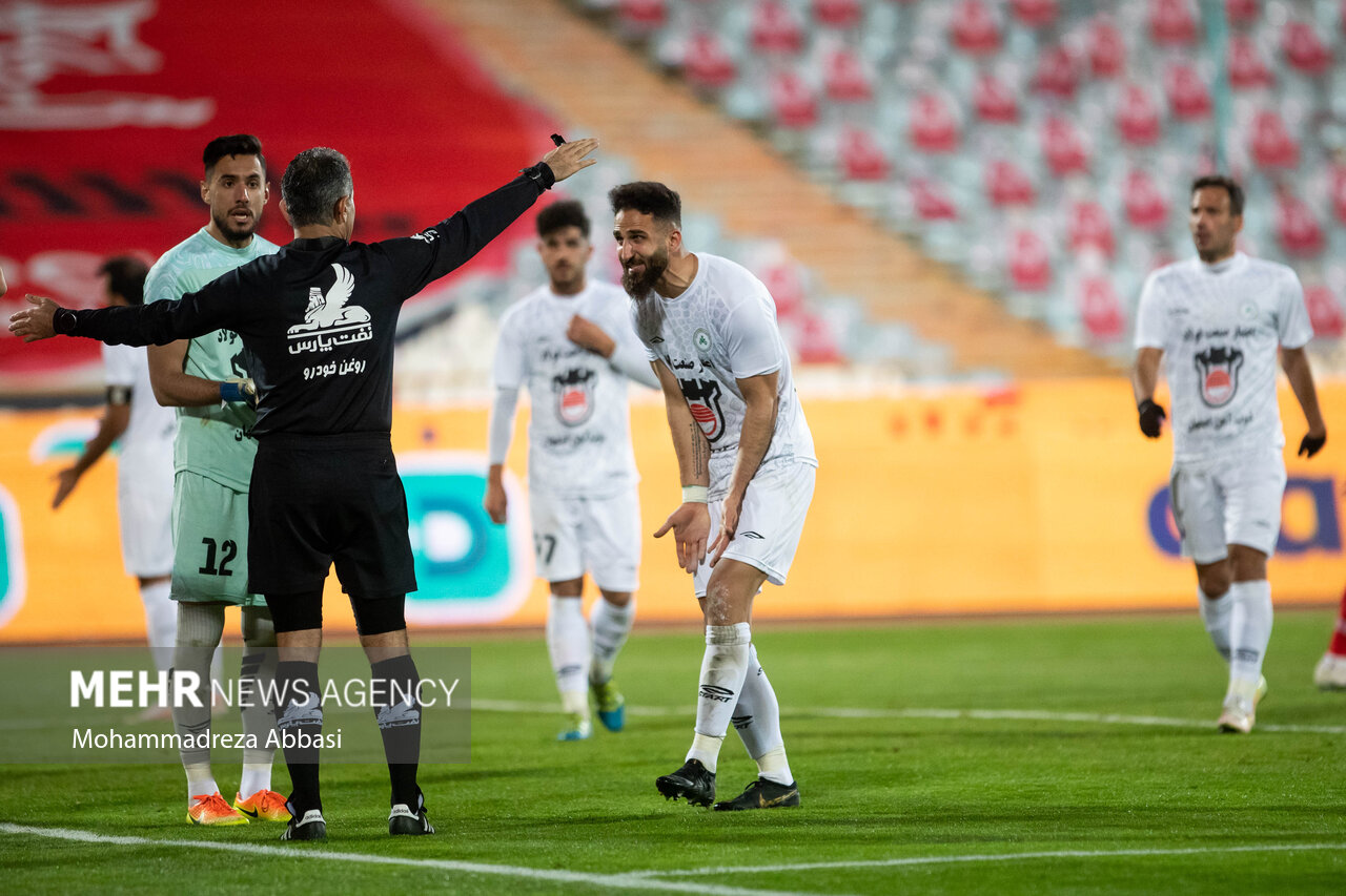 فریاد خطیبی بر سر داور / کارت قرمز حراج شد