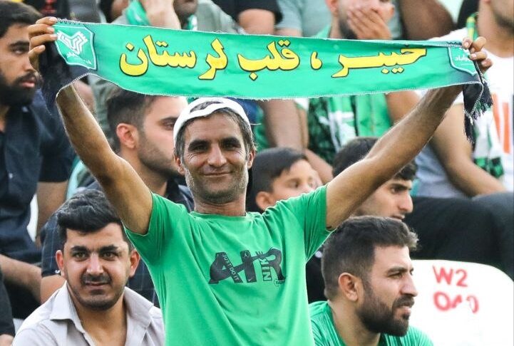 فریاد «var» در ورزشگاه تختی خرمآباد/ هواداران معترض به داوری!