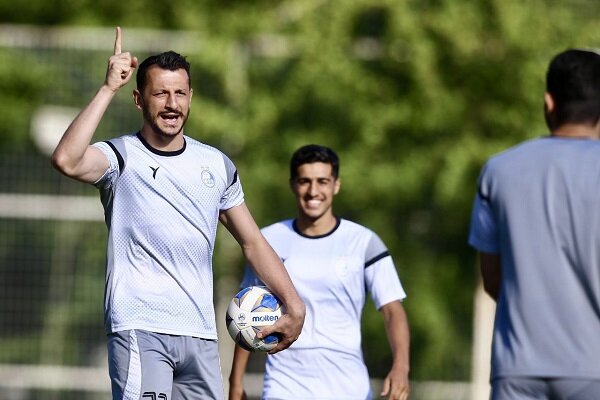 فسخ مهاجم بلند قامت با استقلال همراه با بخشش مطالبات