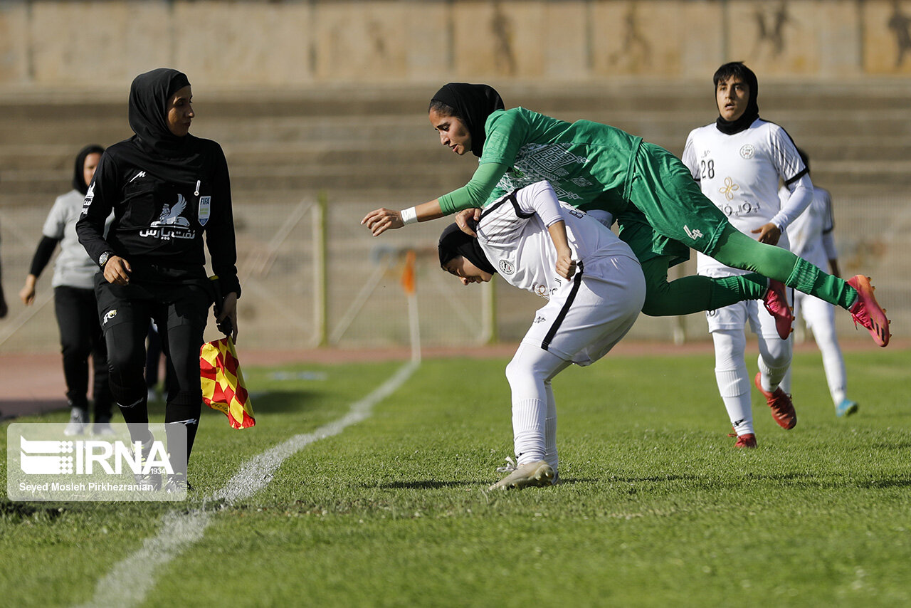 فوتبال لیگ برتر بانوان/ شهرداری سیرجان و زارع باطری سنندج