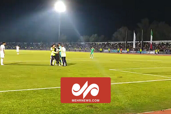 فیلم ورود جیمی جامپ به زمین بازی تیم فوتبال ایران وبورکینافاسو