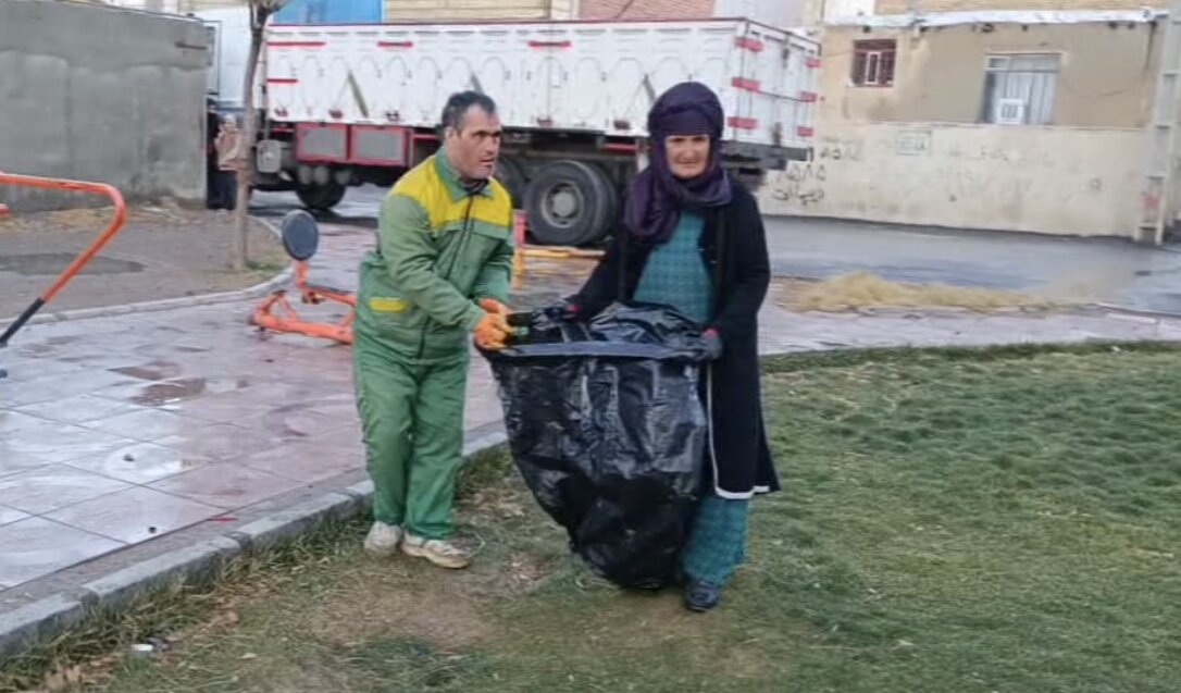 قدم‌های مادرانه؛ همراهی روزانه یک مادر با پسر پاکبان اوتیسمی‌اش