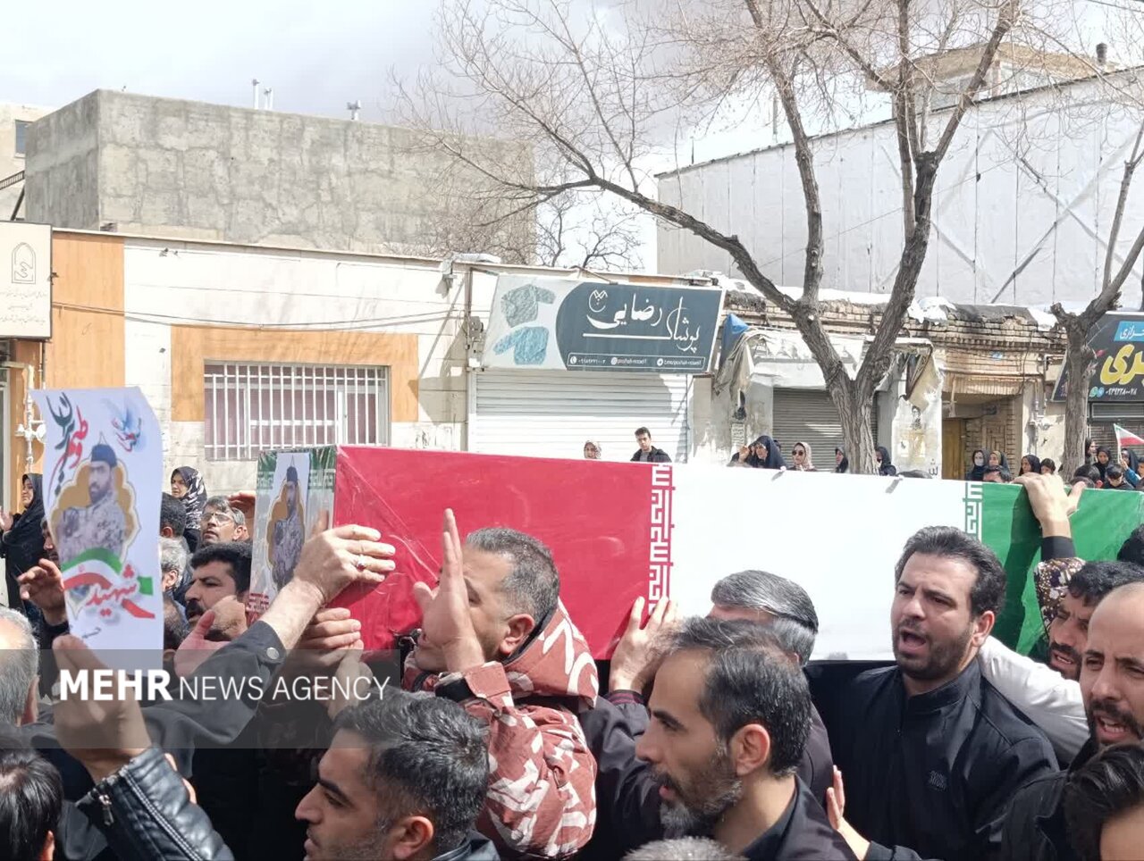 قروه در سوگ و حماسه؛ بدرقه باشکوه شهید حسین جلیلی با حضور پرشور مردم